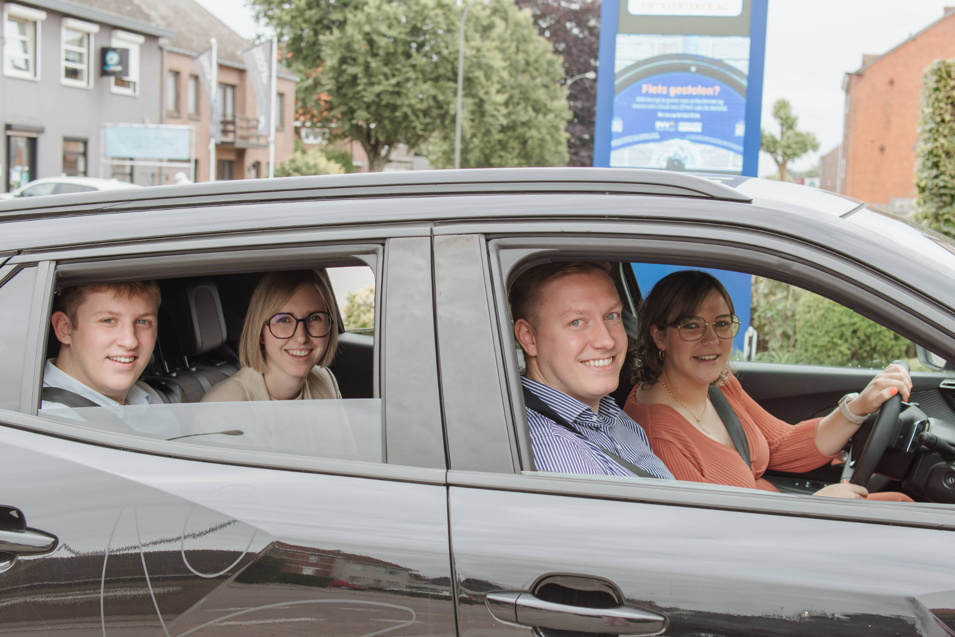 Medewerkers van DVV Marc Baeten & Co in de wagen voor het kantoor